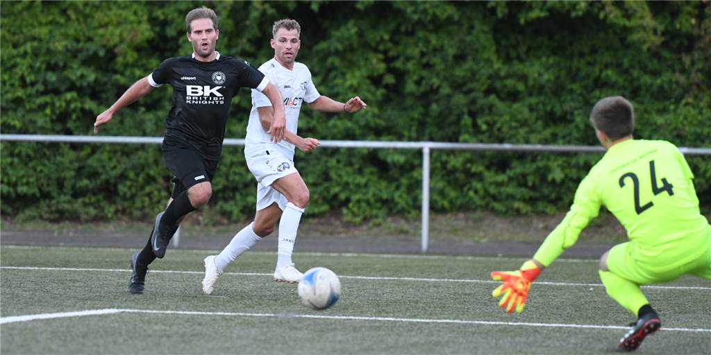 TuS Haltern muss auf seinen wichtigsten Mann verzichten - für eine Halbzeit Gegen Waltrop setzten sich Julian Büscher (M.) und der TuS Haltern am See mit 2:0 durch.