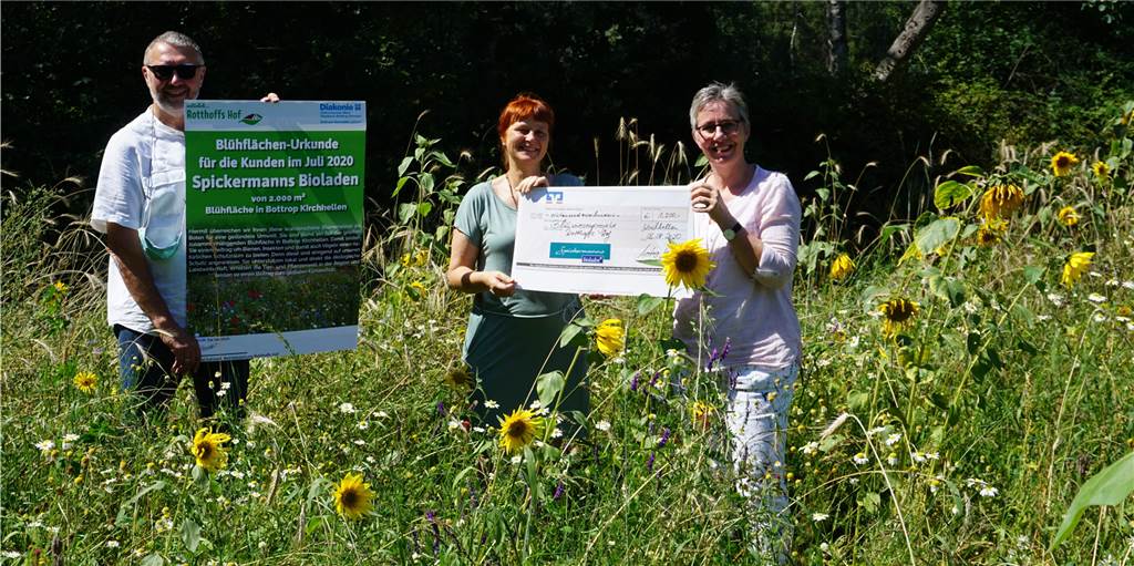 Bunte Blühwiese in Kirchhellen sucht noch Paten Christoph Spickermann (l.) und Bernadette Müting-Spickermann (r.) überreichten Sabine Ridderskamp, Hausleiterin des Rotthoffs Hofes, einen Scheck über 1.200 Euro.