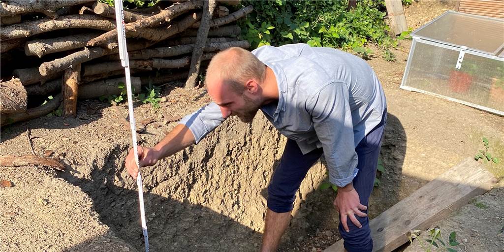 Garten „Jäte-Republik“ baut selbst einen Erdkühlschrank Lukas Bloedt (27) ist Mitglied der Jäte-Republik und misst das bereits vorhandene Loch im Garten aus. Aus diesem langweiligen Loch soll mal ein schöner Erdkühlschrank werden.