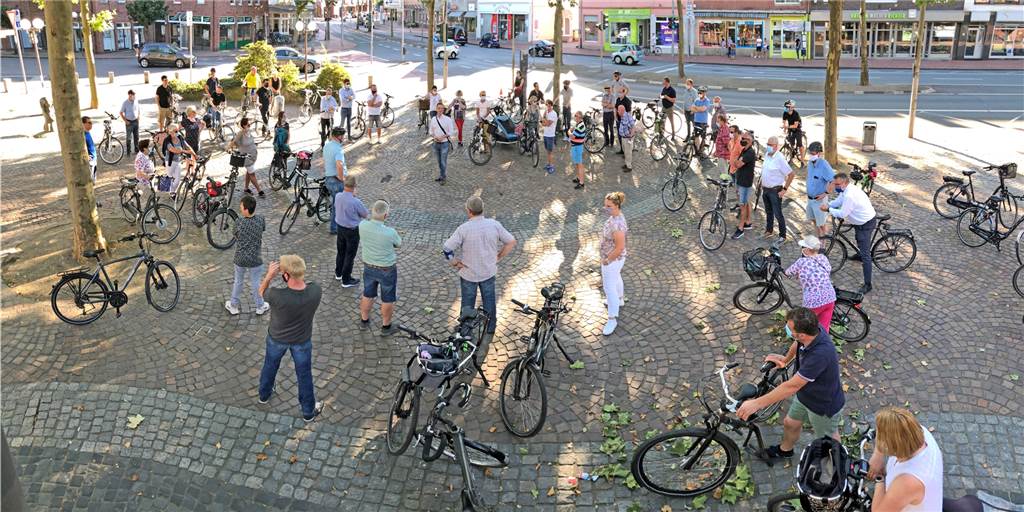 Bürgermeisterkandidat Michael Räckers rackert für den 13. September Wahlkampf mit Abstand und Maske: Rund 60 Ahauser nahmen an der Sommertour des CDU-Bürgermeisterkandidaten Michael Räckers teil und besuchten neuralgische Punkte in der Stadt, zum Beispiel den Marienplatz.