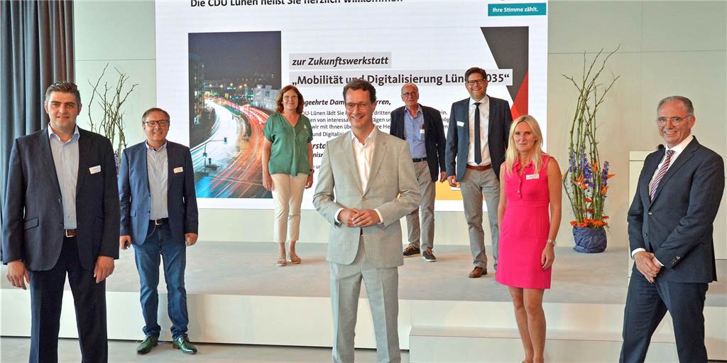 NRW-Verkehrsminister bei der Lüner CDU: Mehr Tempo bei Mobilitätskonzepten Die CDU Lünen mit dem Fraktionsvorsitzenden Christoph Tölle (l.) begrüßte bei ihrer Zukunftswerkstatt NRW-Verkehrsminister Hendrik Wüst (M.) und Dr. Werner Kook (r.), Vorstandsmitglied Niederrheinische Verkehrsbetriebe AG, Moers, sowie weitere Gäste.