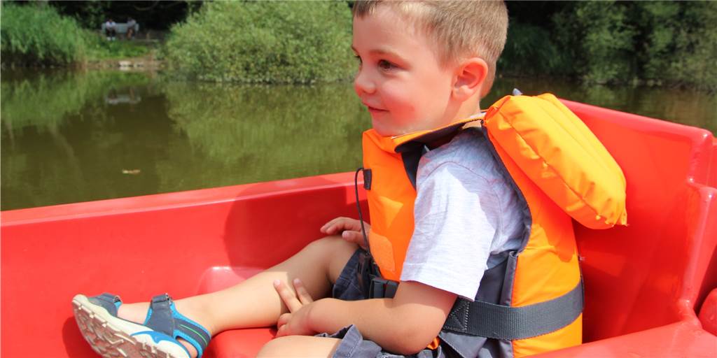 Ausflugsziel Cappenberger See: Toben, Tretbootfahren, Natur genießen Leonhard sticht in See - im Tretboot und mit Schwimmweste.