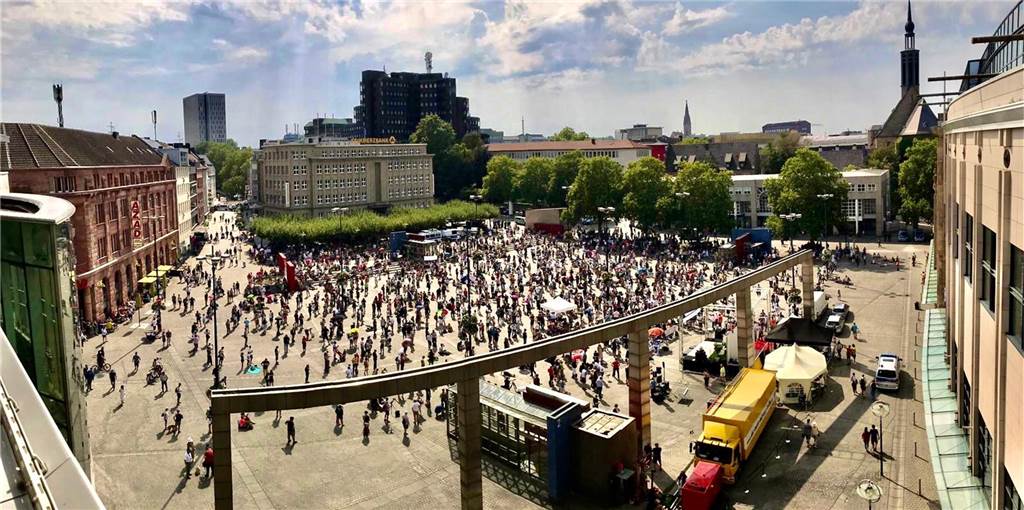 Live-Ticker: 2800 statt 1500 Corona-Skeptiker auf dem Hansaplatz Viele Teilnehmer der bundesweiten Demonstrationen leugnen die besondere Gefahr der Coronavirus-Pandemie.