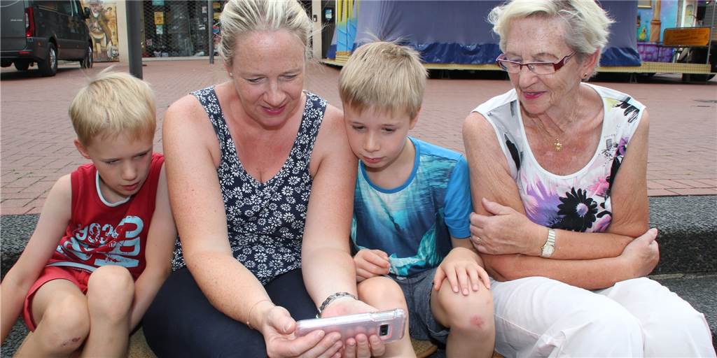 Gospelgottesdienst in St. Georg: Zuhörer lauschen vor der Kirchentür Erika Waldmann (r.) verfolgt gemeinsam mit Tochter Claudia Siegeroth (M.) und den beiden Enkelkindern Felix (l.) und Jonas, am Sonntagvormittag den Gospelgottesdienst in der Lüner Stadtkirche St. Georg. Die Zuhörer blieben vor der Tür.