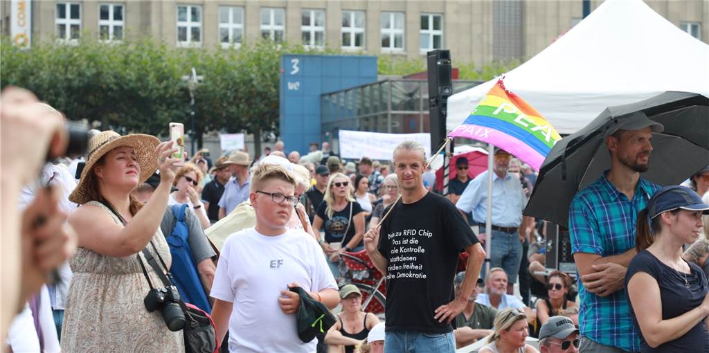 „Wir haben und hatten in Deutschland niemals eine Epidemie nationaler Tragweite“ Rund 2800 Menschen kamen zu der Demo. Etliche reisten auch von außerhalb an.