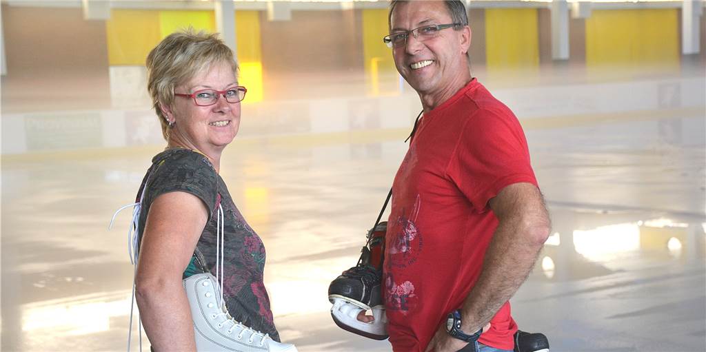 Eiskaltes Vergnügen: Dorstener Eissporthalle sorgt für Abkühlung Ein willkommener Anblick im heißen Hochsommer: Karin und Georg Strauch schnüren die Schlittschuhe zur Saisoneröffnung am Samstag.