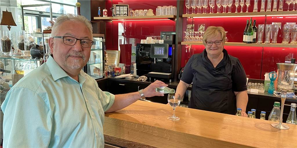 Leo‘s und Leohaus Olfen suchen Nachfolge für Hedwig Brintrup Ein seit Jahren vertrautes Bild - Hedwig Brintrup hinter dem Tresen des Leo´s. Doch Ende des Jahres hört sie aus gesundheitlichen Gründen. Franz Pohlmann, Vorsitzender der Bürgerstiftung, sucht jetzt eine Nachfolgerin oder einen Nachfolger.
