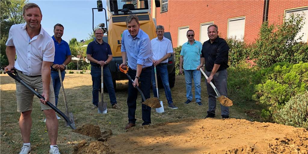 Spatenstich für barrierefreie Wohnungen und 20-Millionen-Euro-Projekt Bürgermeister Mike Rexforth, Caritas-Geschäftsführer Markus Bothe und Architekt Ralf Badura (vorne v.l.) griffen am Montagmorgen zum Spaten, um am Marienheim den Baustart für ein Gebäude mit 17 barrierefreien Wohnungen einzuleiten. Das Marienheim soll als nächstes umgebaut werden, dann sollen weitere 30 barrierefreie Wohnungen und eine Tagespflege (14 Plätze) entstehen.