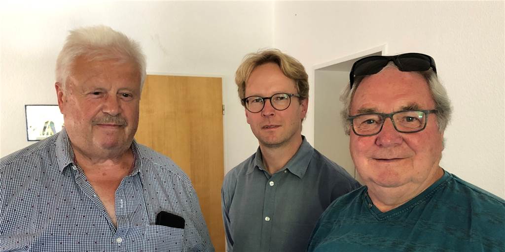 Vorsitzender Günter Mohr, Frank Gerber (Mitarbeiter in der Geschäftsstelle) und Peter Hendrich (Leiter, des Bezirks Nord) vom Stadtverband Dortmunder Gartenanlagen (v.l.) verteidigen den Vorstoß, Pools in den Gartenanlagen zu verbieten