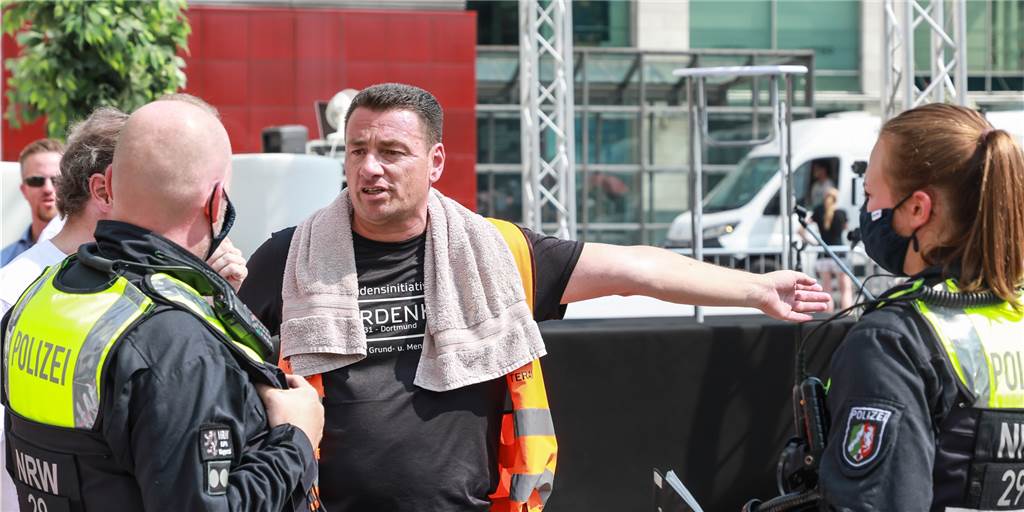 Mehrere Strafanzeigen nach Demo der Corona-Skeptiker in Dortmund Die Polizei musste den Versammlungsleiter anfangs auf die Einhaltung der Abstandsregel unter den Teilnehmern hinweisen.