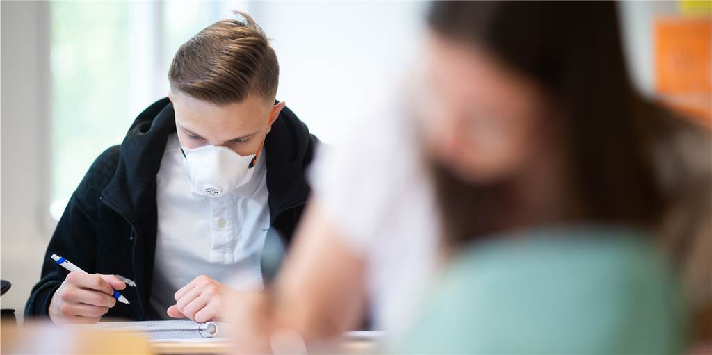 Trotz Maskenpflicht im Unterricht schließt die Stadt Schulschließungen wegen Corona nicht aus.