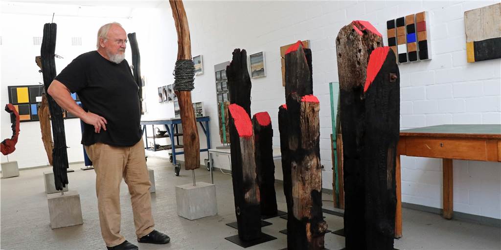 Verbrannte Stelen mahnen auf der „SkulpTourA“ zu Menschlichkeit Das Kunstwerk "10 - 2000 - 10" hat der Stadtlohner Künstler Ferdi Schreiber aus 10 Stelen als Symbol für rund 2000 Anschläge auf Flüchtlingsunterkünfte in den vergangenen 10 Jahren geschaffen. Der Heimatverein Asbeck will das Werk auf der SkulpTourA ausstellen.
