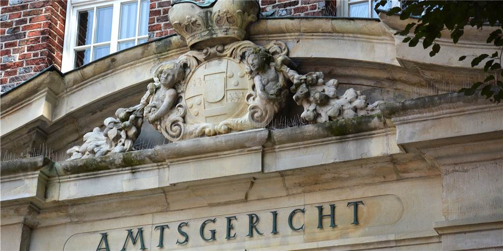 Krankenschwester geohrfeigt, am Rathaus randaliert, Beamte beleidigt Tatort Amtsgericht Ahaus: Hier wurde der Angeklagte bei einem spontanen Besuch vor die Tür gesetzt, weil er Besuchern gegenüber beleidigend wurde. Vor der Treppe schlug er mit einer mit zwei Glasflaschen gefüllten Tasche in die Richtung der Justizbeamten, die ihn hinausbefördert hatte.
