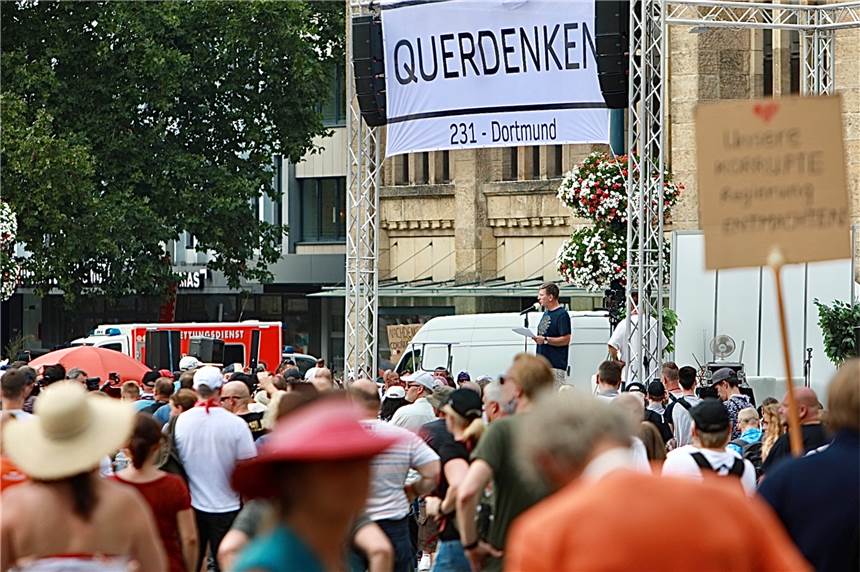 Nach Rede bei Corona-Demo in Dortmund: Polizist wird suspendiert Corona-Demonstration auf dem Hansa-Platz: Statt 1500 kamen 2800 Teilnehmer