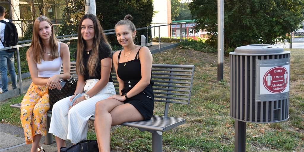 Schulstart mit Maske: Sorgen ums Sicherheits-Gefühl Die Schülerinnen Melina Kollenberg, Meldanur Kisaboyun und Franziska Hartung warten vor dem Haupteingang des Konrad-Klepping-Berufskollegs auf den Beginn des neuen Schuljahres.