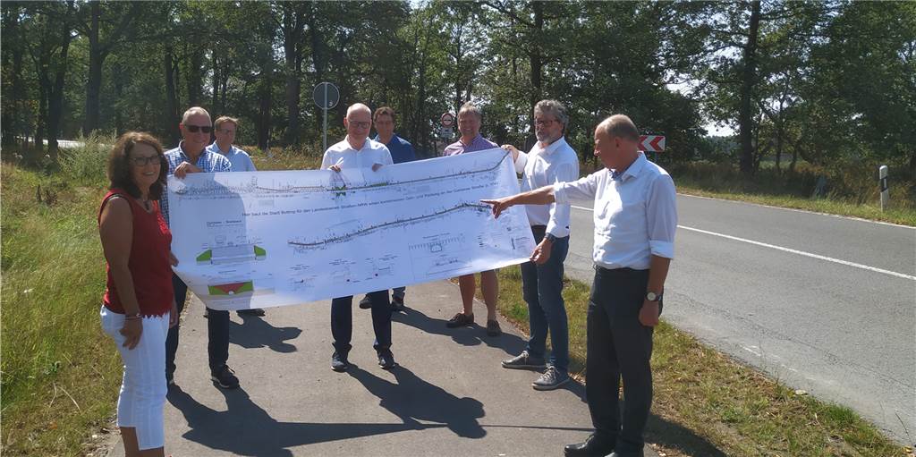 Stadt gibt den Startschuss für Radweg nach Gahlen Bezirksbürgermeister Ludger Schnieder (2.v.l.) und Oberbürgermeister Bernd Tischler (r.) gaben gemeinsam mit Vertretern von Verwaltung und Politik den Startschuss für den Bau des Radweges an der Gahlener Straße.