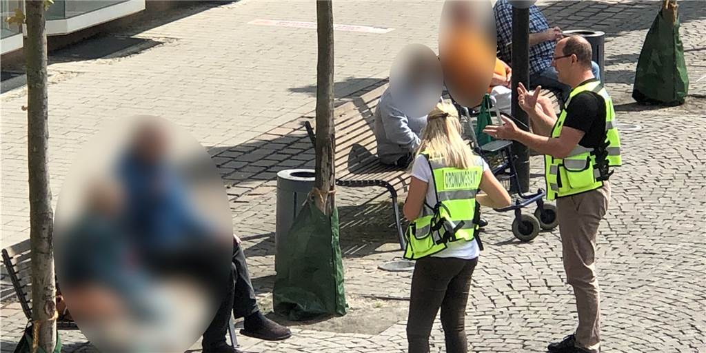 Bußgelder bis 1000 Euro: Stadt hat seit Beginn der Krise diverse Verstöße geahndet Eine Szene aus dem Mai 2020: Mitarbeiter des Ordnungsamtes sprechen auf dem Marktplatz Bürger in Sachen Abstandsregelung in der Corona-Krise an.