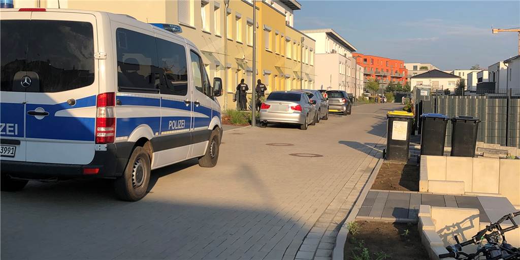 SEK-Einsatz am Phoenix-See: „Meine Freundin dachte, ich gucke Youtube“ Nachdem die Polizei zuvor eine Wohnung am Phoenix-See gestürmt hatte, durchsuchten Beamte anschließend die Räume.