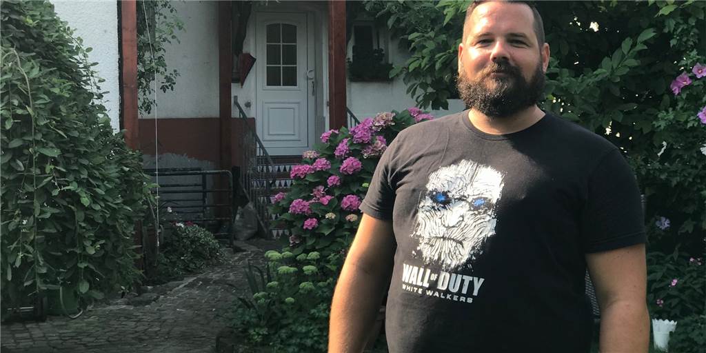 Simon Rodriguez Garcia: Die Rampensau in der „extremen Mitte“ Simon Rodriguez im Garten vor seinem Elternhaus. Der Dorstener mit spanischen Wurzeln tritt bei der Kommunalwahl als Bürgermeisterkandidat für Die PARTEI an.
