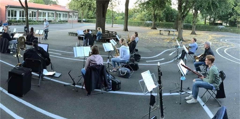 Doppelkonzert auf dem Wüllener Festplatz: Musiker betreten die große Bühne Auf dem Grundschulhof und bei Unternehmen haben die Musiker des Musikvereins in den vergangenen Wochen und Monaten geprobt, um die Erfordernisse der Corona-Bestimmungen einzuhalten. Diesen enormen Aufwand hat man auch mit der Aussicht auf sich genommen, dass das Jahr 2020 doch noch ein Konzert-Highlight hervorbringen sollte.