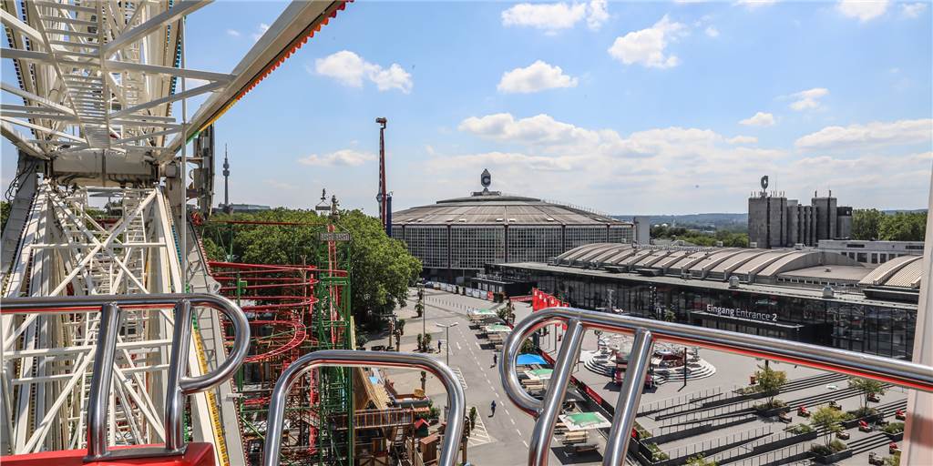 Corona-Folge: Westfalenhalle muss 42 Veranstaltungen verschieben Auch das bringt Einnahmen: Ein Teil des Areals vor dem Hallenkomplex wird derzeit vom Freizeitpark "FunDomio" belegt.