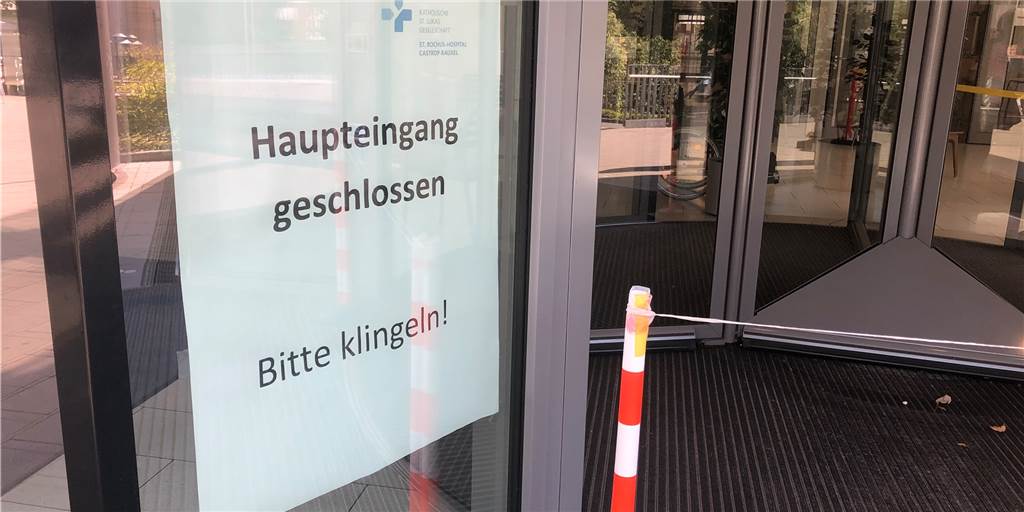 Sieben Corona-Fälle im St.-Rochus-Hospital: Notfälle werden weiter behandelt Der Haupteingang des St.-Rochus-Hospitals ist abgesperrt.