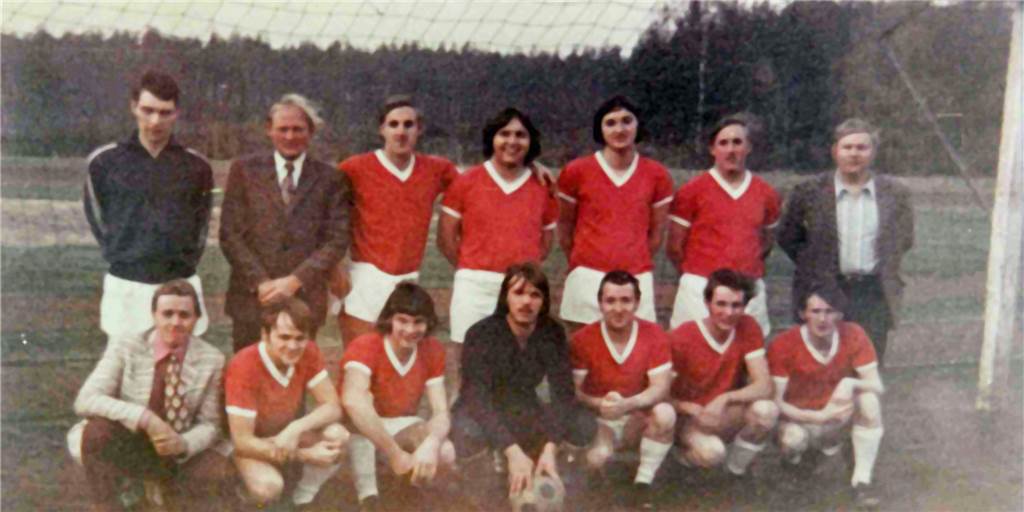 FC Oldenburg: Von der Thekenmannschaft zum B-Kreisligisten in 50 Jahren Mit diesem Team startete der FC Oldenburg im Juni 1970 in die Spiele und Turniere für Thekenmannschaften: (obere Reihe v. l.) Walter Gehrmann, Günter Boyer, Dieter Fedder, Willy Bruns, Heinz Könning, Hans-Hermann Fedder, Willi Röttger; (untere Reihe v. l.) Gerd Bessler, Heinz Boyer, Theo Heuer, Heinz Weniger, Willi Wilbring, B. Fleer und Helmut Ehler.