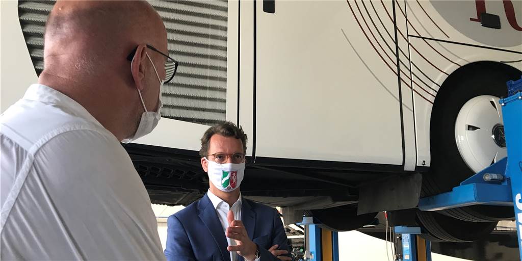 NRW-Verkehrsminister macht Busunternehmen keine Hoffnung auf Corona-Lockerungen Gespräch unter Maskenträgern: NRW-Verkehrsminister Hendrik Wüst (r.) und Geschäftsführer Heinz-Jürgen Boonk vom Busunternehmen Boonk Reisen.