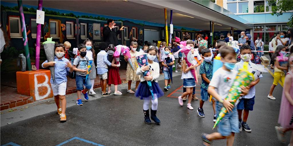 Schultüte und Mundschutz: So lief die Einschulung mit Corona-Auflagen Maske und Schultüte: Für viele i-Männchen an der Petri-Grundschule begann am Donnerstag ein neuer Lebensabschnitt.