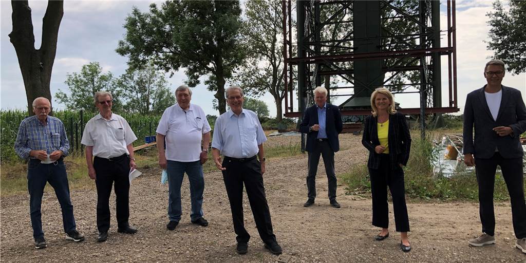 Freuen sich über die Fertigstellung des ersten Bauabschnitts zur Sanierung des Lanstroper Eis (v.l.): Klaus Ahrenhöfer (Seniorenbeirat), Bruno Schreurs und Bodo Champignon (beide Förderverein Lanstroper Ei), Franz-Josef Kniola (NRW-Stiftung), Oberbürgermeister Ullrich Sierau, SPD-Bundestagsabgeordnete Sabine Poschmann sowie Wirtschaftsförderer und SPD-OB-Kandidat Thomas Westphal