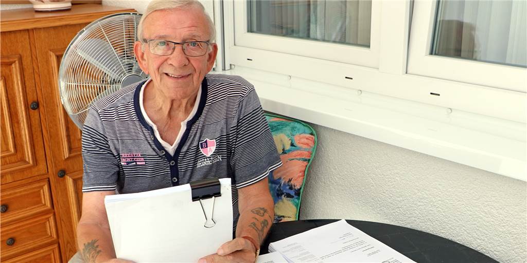 Recht auf Sterben: Todkranker Dortmunder droht Wolfgang Schäuble mit Anzeige Helmut Feldmann mit einem kleinen Teil der Unterlagen, mit denen er sich im Laufe der Jahre beschäftigen musste. "Man muss immer am Ball bleiben", erläutert der 74-Jährige sein Erfolgsrezept.