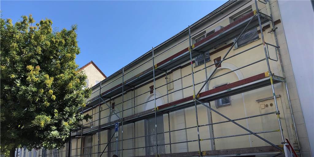 Zukunft der Schlecker-Immobilie auf Schwerin ist geklärt Die Fassade des ehemaligen Schlecker-Gebäudes am Neuroder Platz wird neu gemacht.