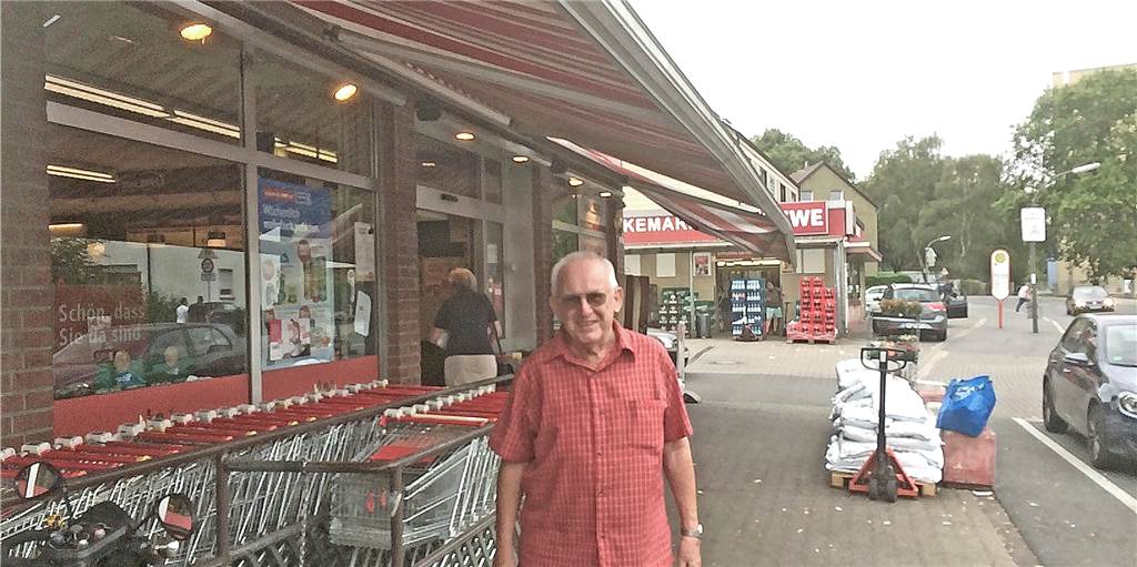 Rewe-Schließung - Viele Kunden im Stadtteil haben mit dem Aus gerechnet Werner Jankers (76) vor „seinem" Rewe an der Overgünne. Er sagt, er habe die Schließung kommen sehen.