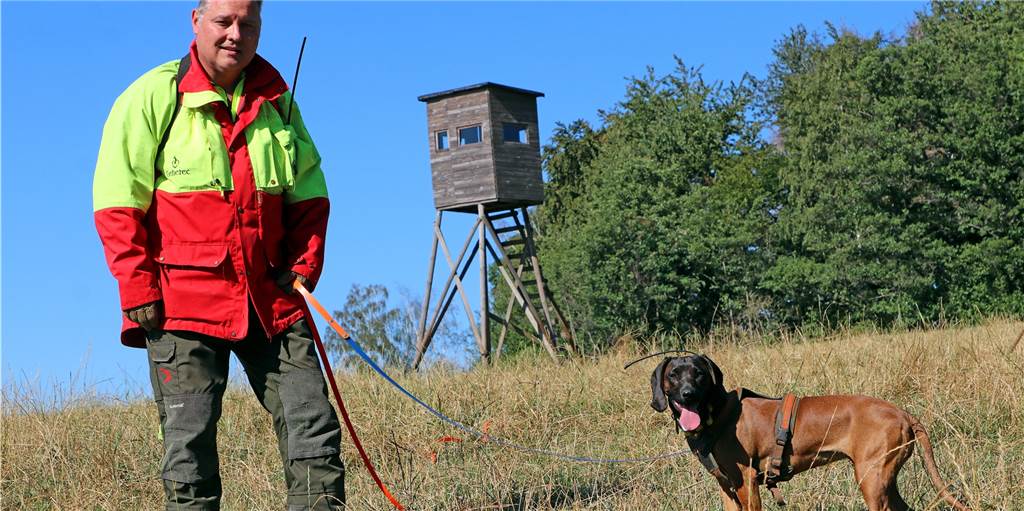 Jagd nach verletzten Tieren: Hündin Biene ist einzigartig in Dortmund Ein eingespieltes Team: Der anerkannte Schweißhundführer Michael Reinke und seine Hündin Biene.