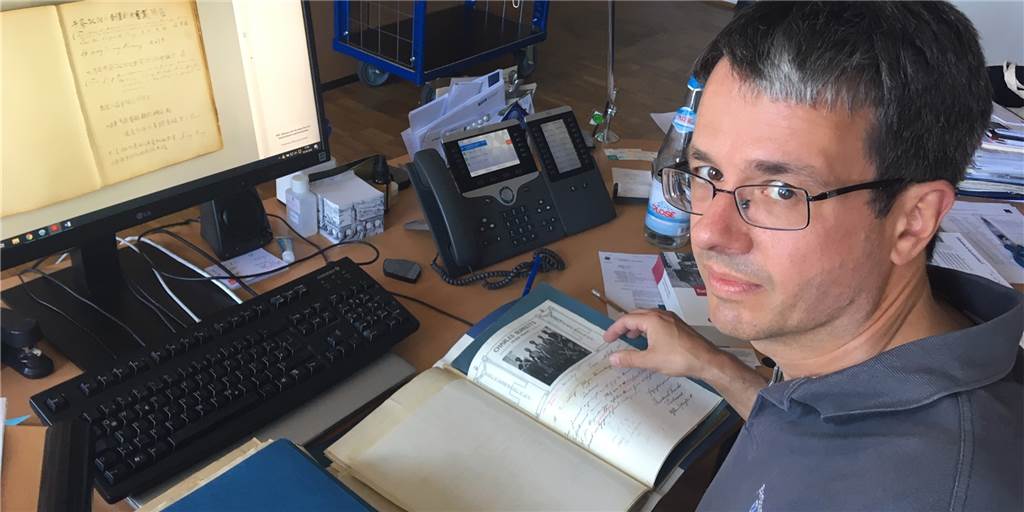 Wo in Dortmund noch Spuren des Kolonialismus zu finden sind Dr. Stefan Mühlhofer, Leiter des Stadtarchivs, gibt Einblick in Akten der kolonialen Vergangenheit Dortmunds.