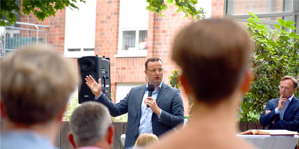 Gesundheitsminister Jens Spahn spricht am Henricusstift von neuem Alltag Bundesgesundheitsminister Jens Spahn hat am Samstag im Garten des Henricusstifts vor rund 100 Südlohnern und Oedingern über den aktuellen Stand in der Corona-Pandemie gesprochen.
