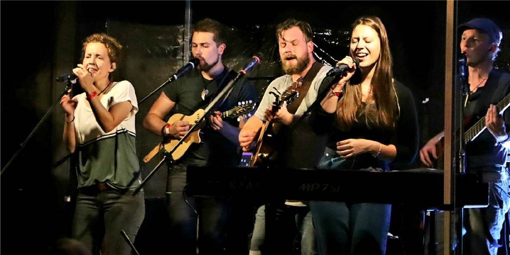 Von leise bis laut - Open-Air-Konzert riss die Zuhörer von den Bänken Von leise bis laut - Open-Air-Konzert riss die Zuhörer von den Bänken