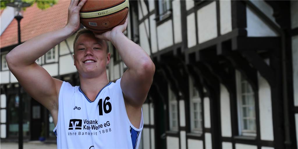 Wieder die Hüfte: Sebastian Voigt muss seine Basketball-Karriere bei den LippeBaskets beenden Wieder die Hüfte: Sebastian Voigt muss seine Basketball-Karriere bei den LippeBaskets beenden