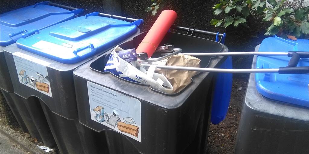 Problemviertel: Trolley im Altpapier, Sperrmüll fliegt herum Ein ständiges Ärgernis: Müll, der am Berliner Platz vor der Wohnanlage der LEG abgelegt wird oder die Container zum Überlaufen bringt.