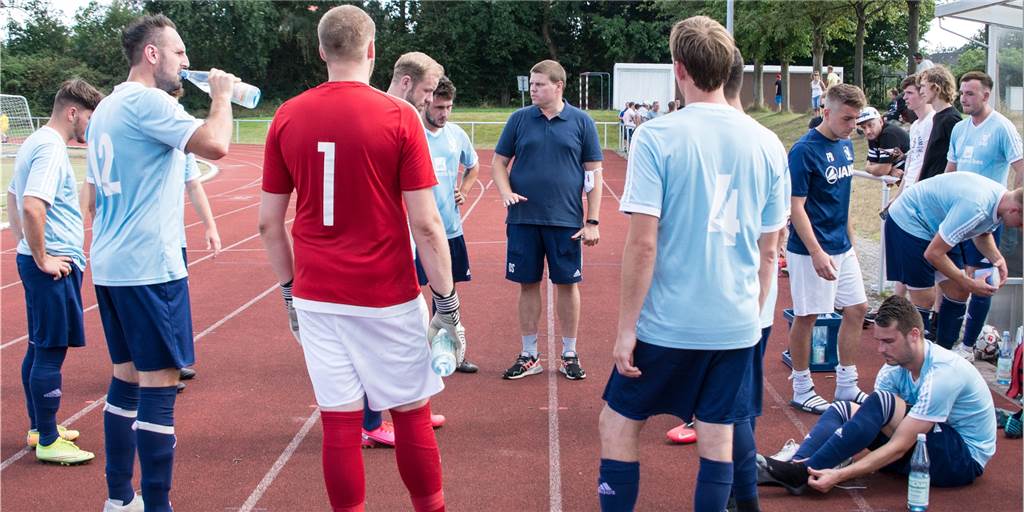 Extremer Spielplan: TuS Sythen bestreitet fünf Testspiele in zehn Tagen Dennis Schulz (M.) und die Spieler des TuS Sythen bestreiten fünf Spiele in zehn Tagen.