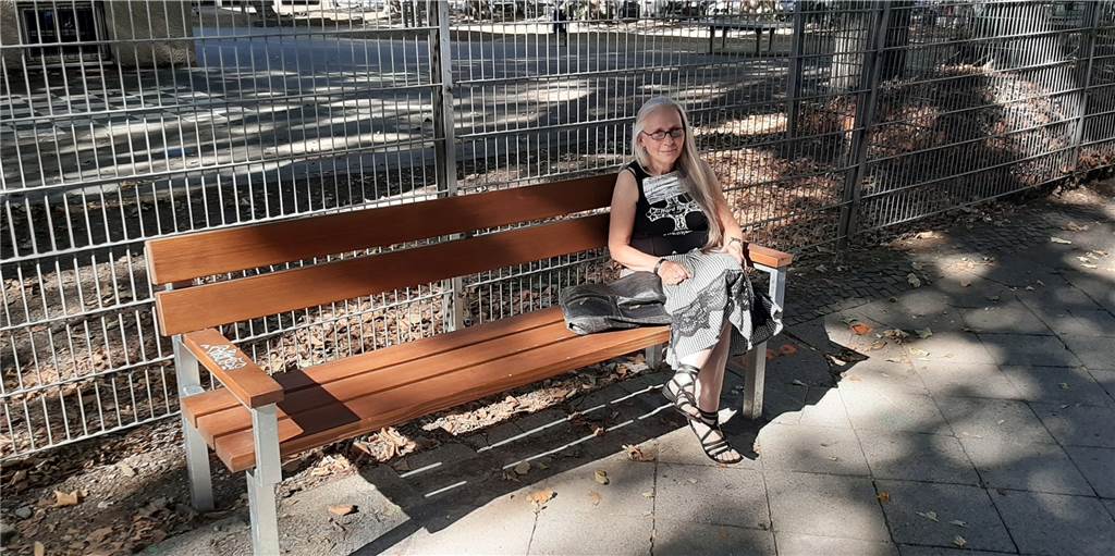 Neue Sitzbänke im Kreuzviertel: Einsatz von Anwohnerin macht sich bezahlt Marie Wolf auf einer der 19 neuen Sitzbänke