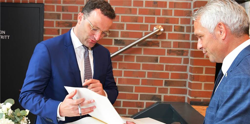 Landrat sieht Quantensprung: Stadthalle strahlt weit über Olfen hinaus Minister Jens Spahn trug sich am Montagnachmittag bei der Wiedereröffnung der Stadthalle auch in das Goldene Buch der Stadt Olfen ein.