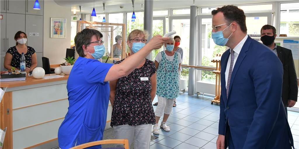 Jens Spahn im Vitus-Stift Olfen - Wertschätzung, Fragen und eine Bitte Bei allen Gästen im Vitus-Stift wird die Temperatur gemessen - ohne Ausnahme. Auch der Bundesgesundheitsminister wurde überprüft.
