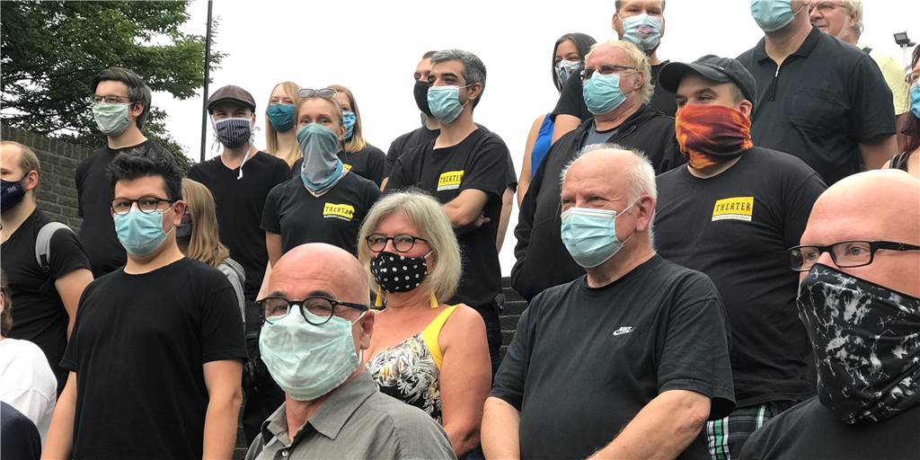 Ohne Maske im Theater? WLT startet mit Hoffnung in neue Spielzeit Das Westfälisches Landestheater eröffnet die neue Spielzeit. Die rund 80 Mitarbeiter versammelten sich zum Auftakt an der Stadthalle - und blickten unter Masken zuversichtlich nach vorn. Auch Intendant Ralf Ebeling (vorne).