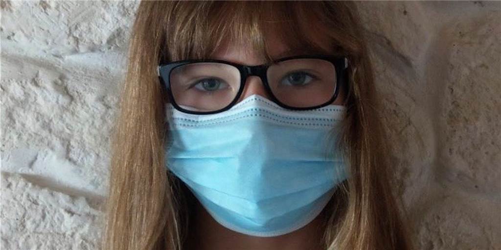 Nervig oder nötig? Wie kommt die Maskenpflicht am Selmer Gymnasium an? Die Achtklässlerin Emilia Hemsing des Städtischen Gymnasiums in Selm muss seit Schuljahresbeginn eine Maske in der Schule tragen. Obwohl sie es nervig findet, hält sie die Entscheidung doch für richtig und hofft somit, dass es in Zukunft weniger Fälle von Corona geben wird.