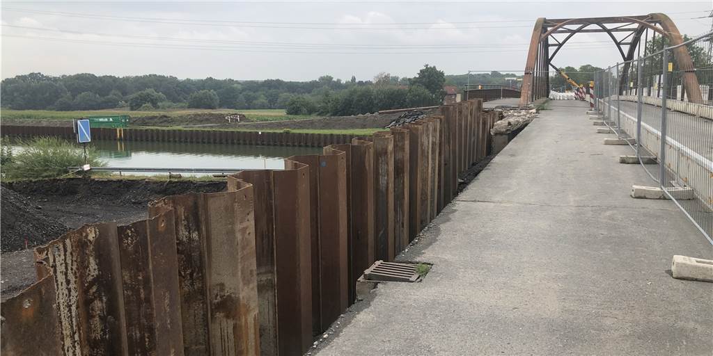 Neue Kanalbrücke Gahmener Straße: Besonderer Aufwand an der Südseite Um Widerlager der neuen Kanalbrücke an der Gahmener Straße herstellen zu können, müssen Spundwände gesetzt werden.