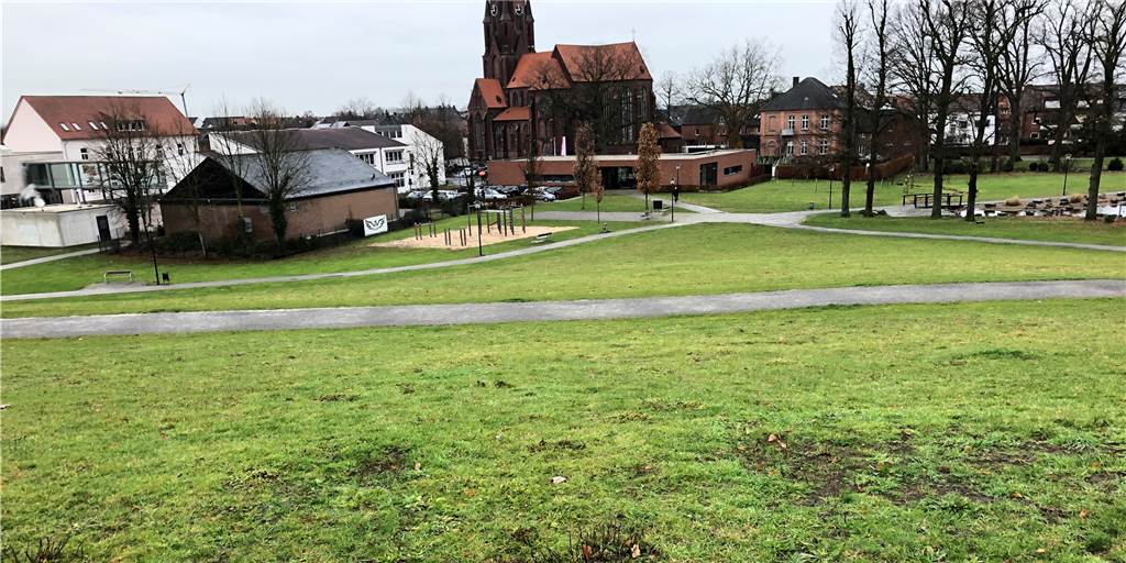 Dichtes Leuchtennetz soll das Joggen in Olfen sicherer machen Von der Alten Fahrt, wo die Joggingstrecke verläuft, hat man einen schönen Blick auf die Grundschule und die Vitus-Kirche. Laternen sollen bald an der Strecke stehen.