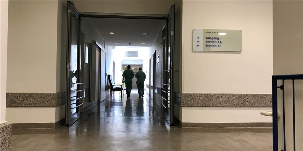 So kam es zum Corona-Ausbruch im Castroper Rochus-Hospital Ein Corona-Ausbruch im St.-Rochus-Hospital sorgte zuletzt für Unruhe unter Patienten, in der Belegschaft und in der Bevölkerung. Inzwischen sind mehr Details bekannt und der Ausbruch durch umfangreiche Tests unter Kontrolle.