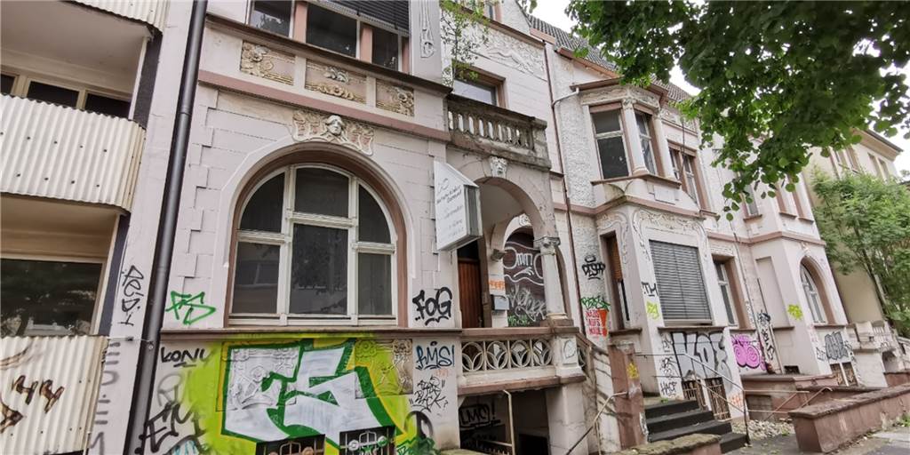 Top-Lage nahe Möllerbrücke: Warum vergammelt dieses Haus so sehr? Trotz sehr beliebter Wohnlage verfällt dieses Gebäude in der südlichen Innenstadt bereits seit Jahren.