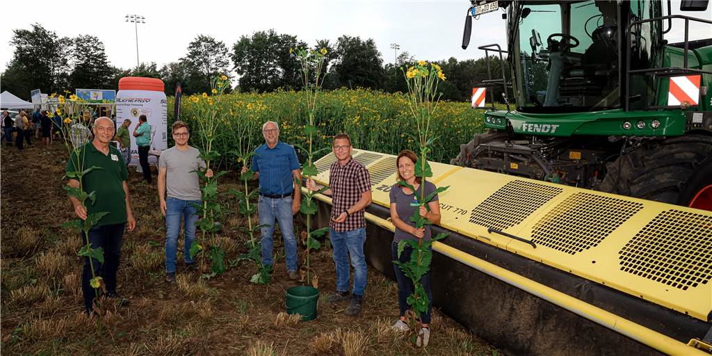Energie mit Pflanzen gewinnen: Kirchhellener Landwirt geht neue Wege Bei einer Infoveranstaltung direkt am Feld wurde über die Donau-Silphie informiert.